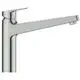 Küchenarmatur in Chrom-Finish von Ideal Standard mit langem, schwenkbarem Auslauf für die Montierung vor einem Fenster.